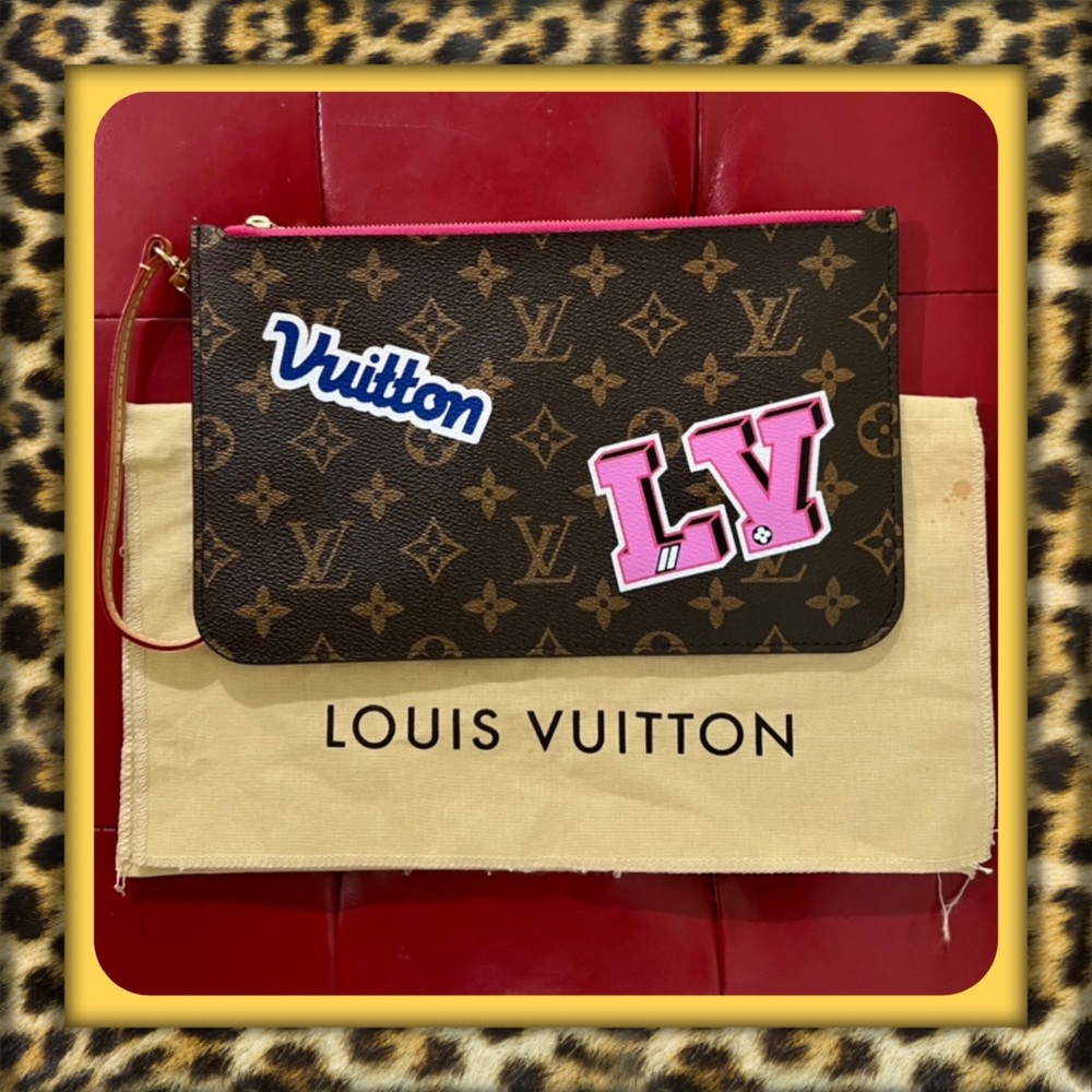👑✅PRICE FIRM✅Fashion Monogram Patches Wristlet. NWOT